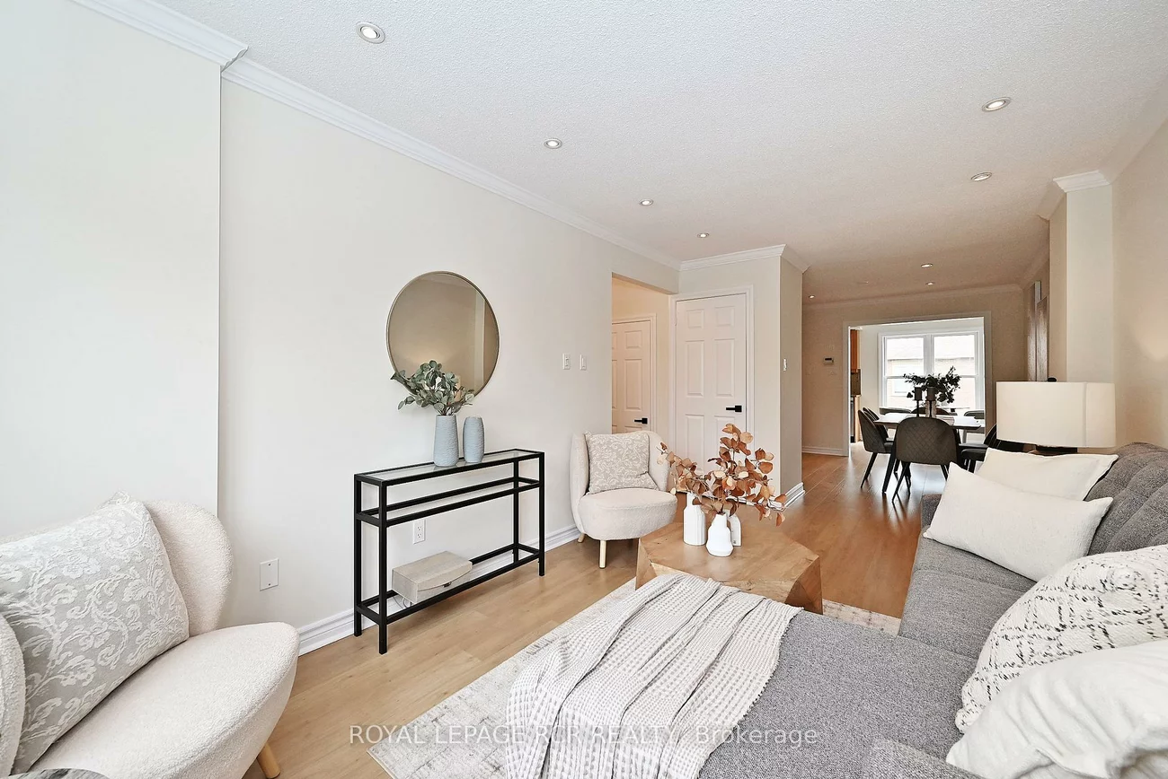 28, Wyatt, Bayview Wellington, Aurora