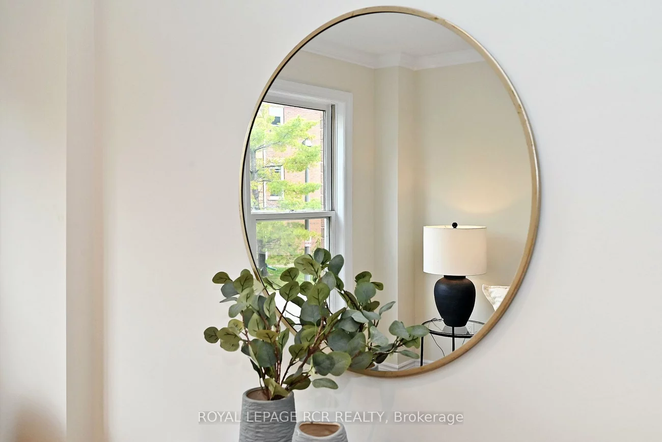 28, Wyatt, Bayview Wellington, Aurora