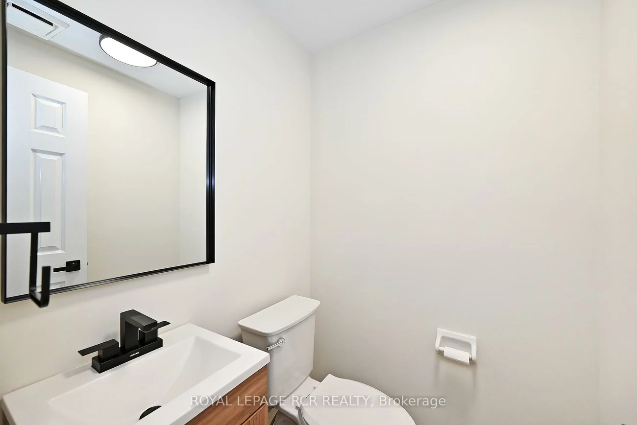 28, Wyatt, Bayview Wellington, Aurora