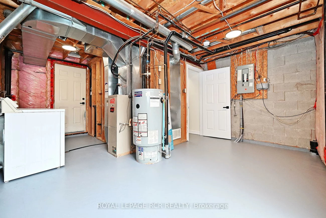28, Wyatt, Bayview Wellington, Aurora