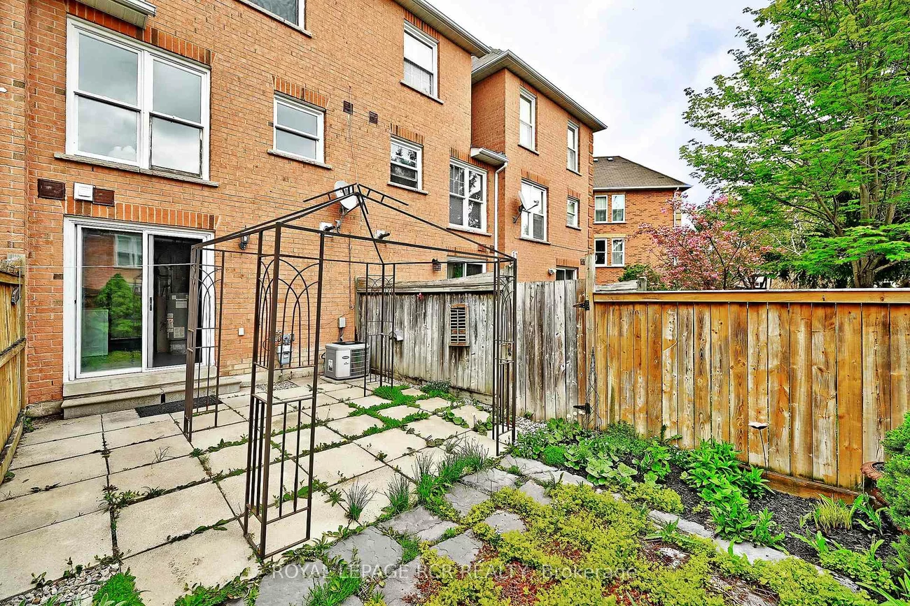 28, Wyatt, Bayview Wellington, Aurora
