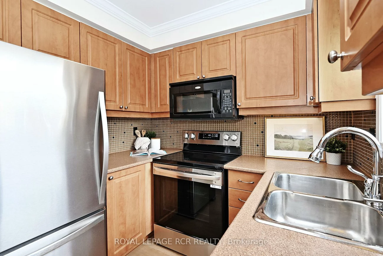28, Wyatt, Bayview Wellington, Aurora