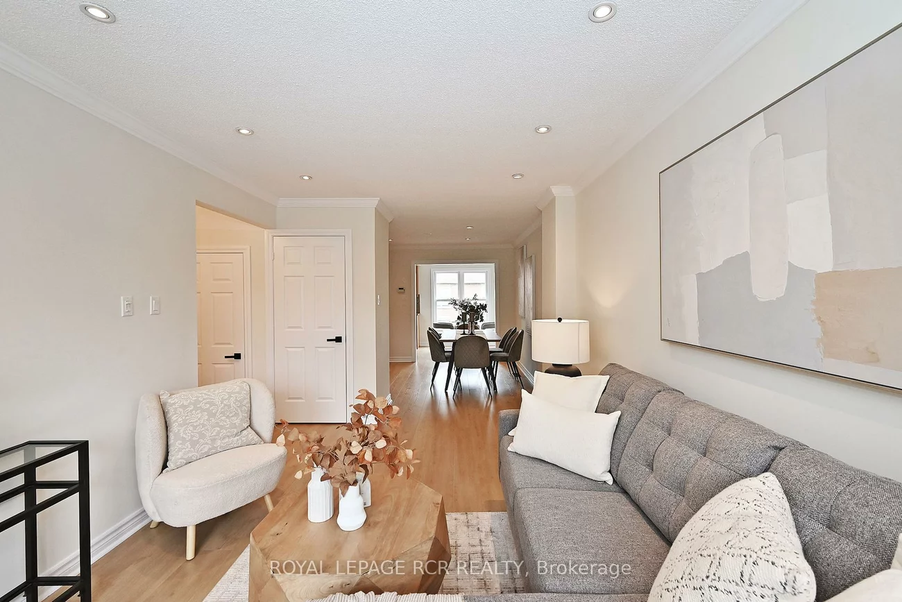 28, Wyatt, Bayview Wellington, Aurora