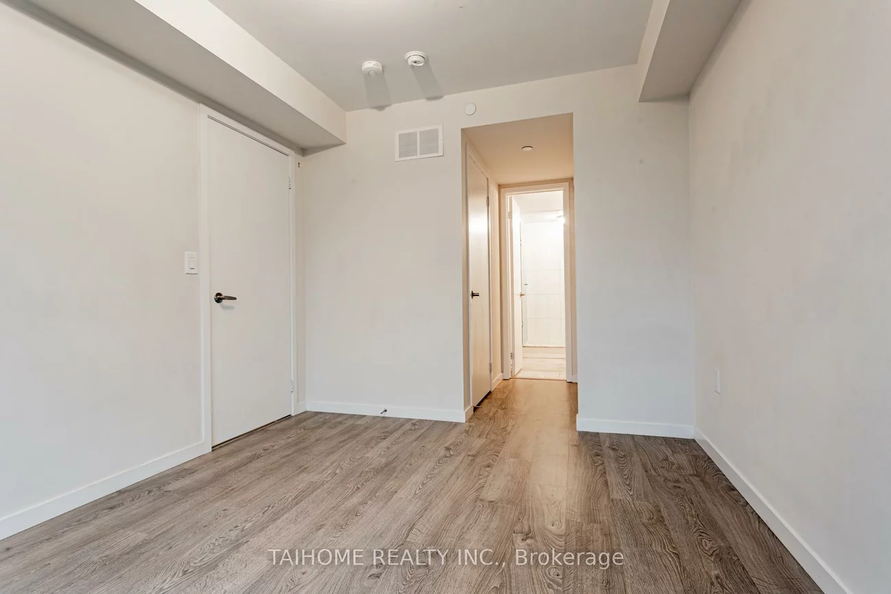 400, Alex Gardner, Aurora Heights, Aurora