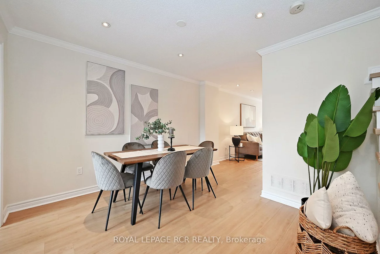 28, Wyatt, Bayview Wellington, Aurora
