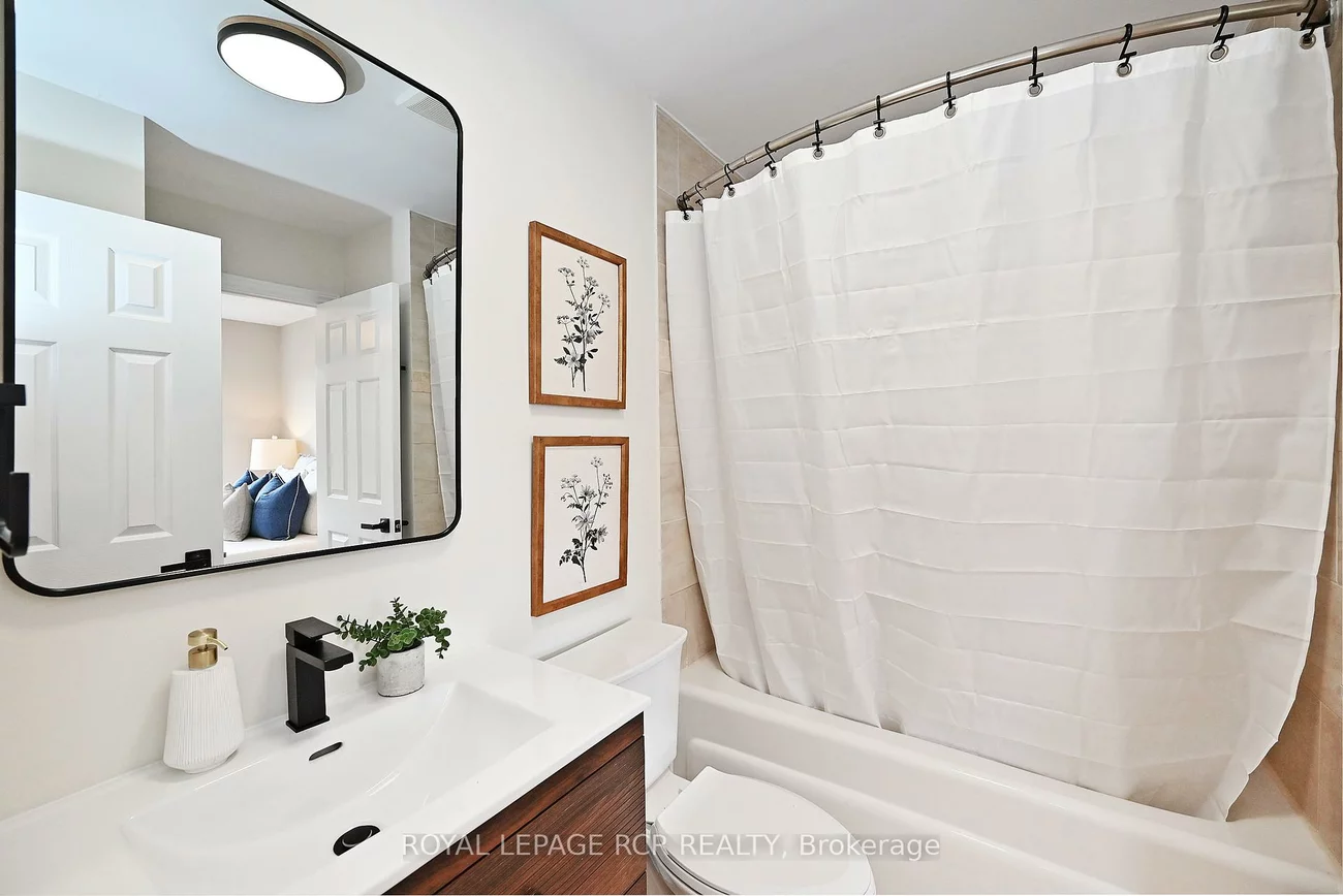 28, Wyatt, Bayview Wellington, Aurora