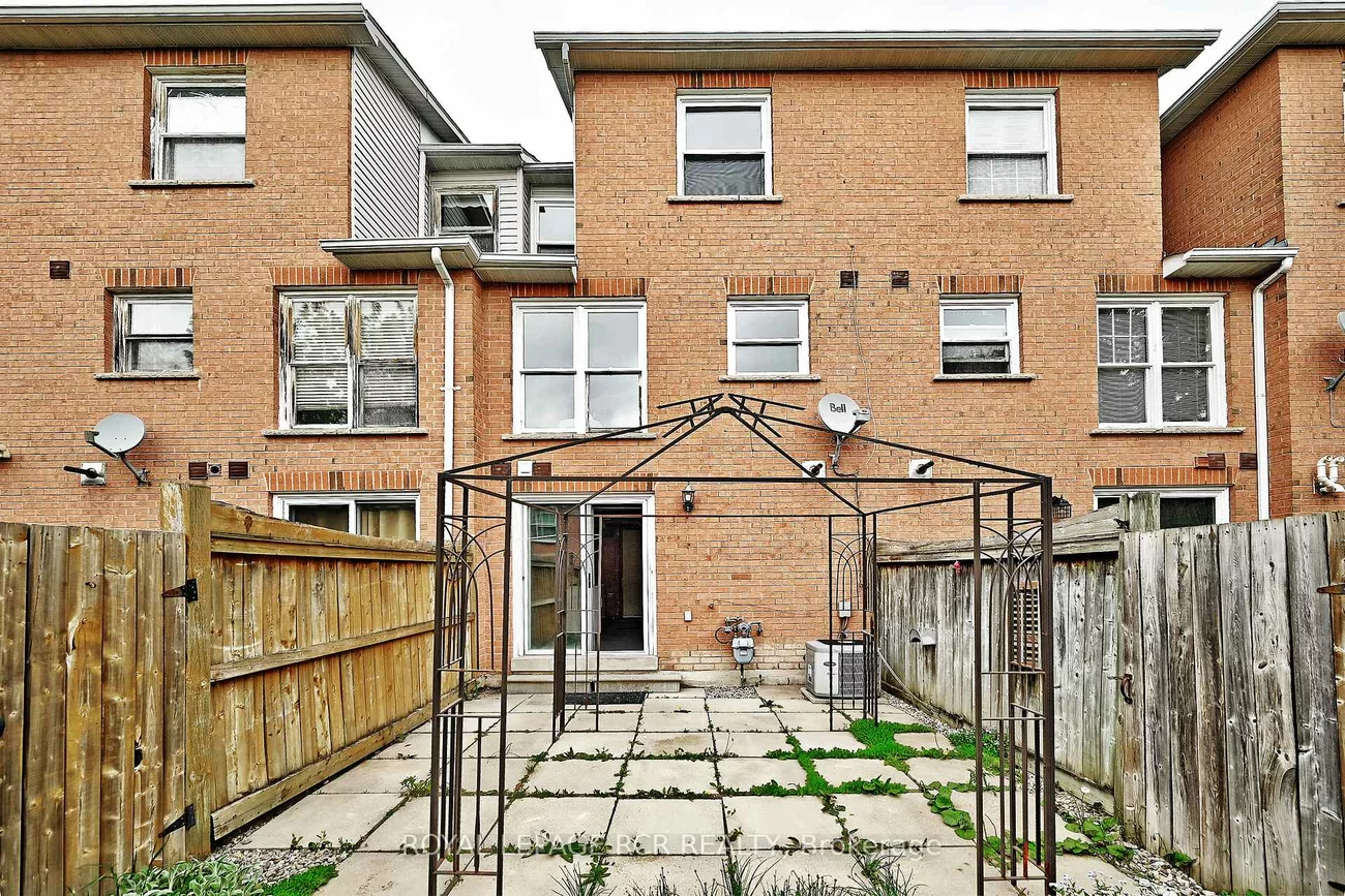 28, Wyatt, Bayview Wellington, Aurora