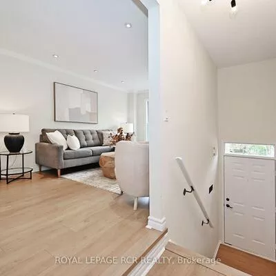 28, Wyatt, Bayview Wellington, Aurora