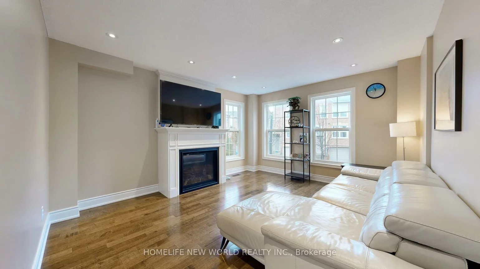 52, Wyatt, Bayview Wellington, Aurora