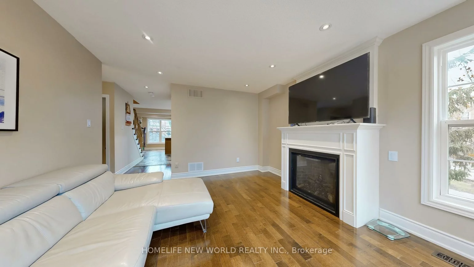 52, Wyatt, Bayview Wellington, Aurora