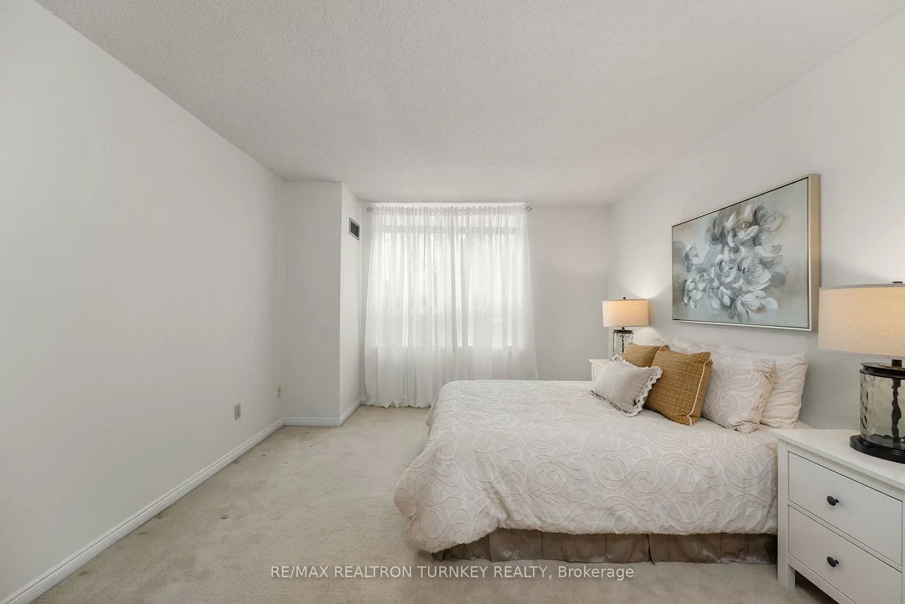 14924, Yonge, Aurora Highlands, Aurora