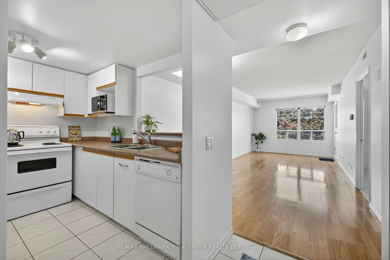 160, Wellington, Aurora Village, Aurora