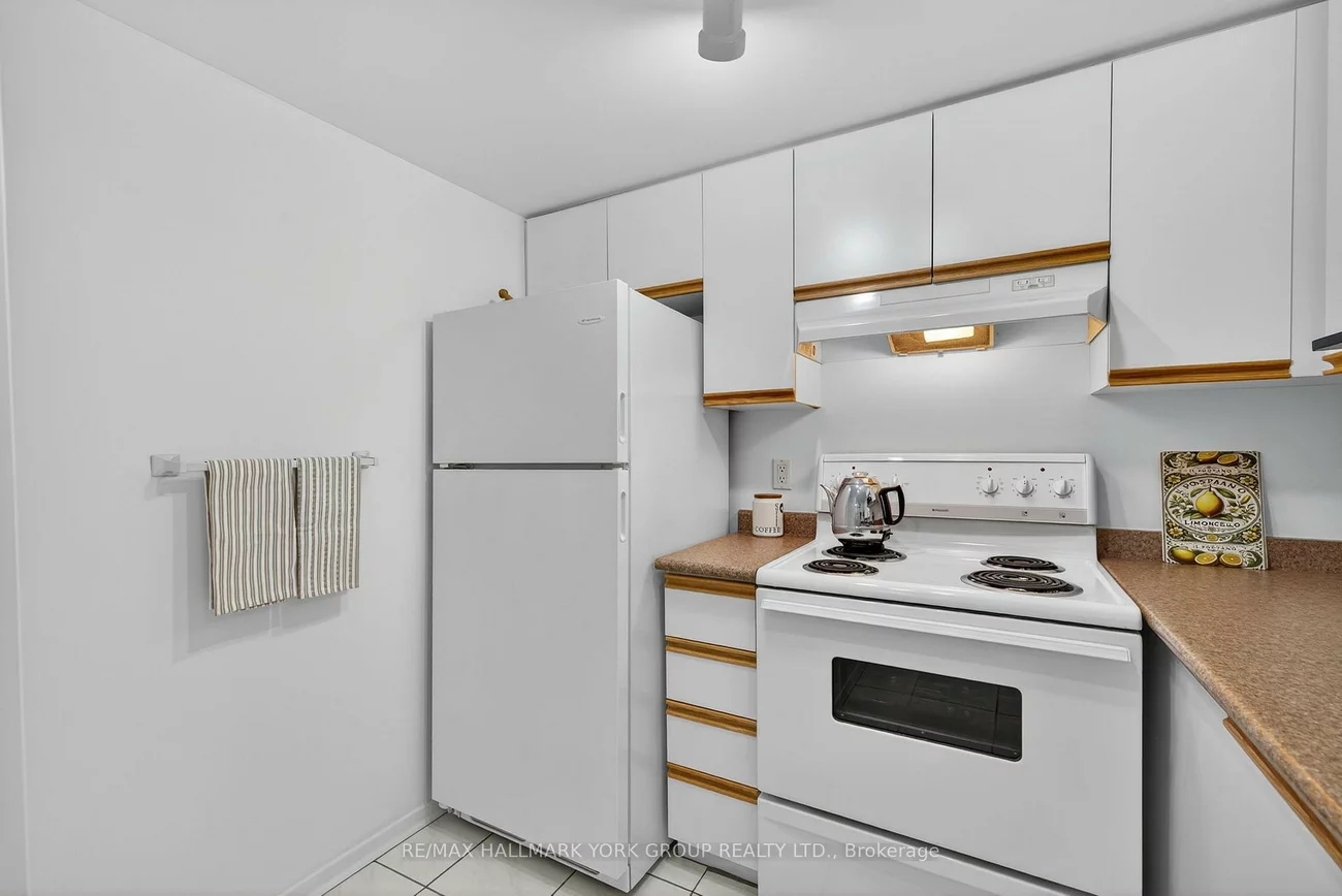 160, Wellington, Aurora Village, Aurora