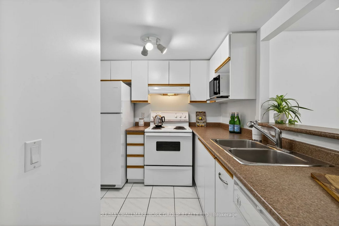 160, Wellington, Aurora Village, Aurora