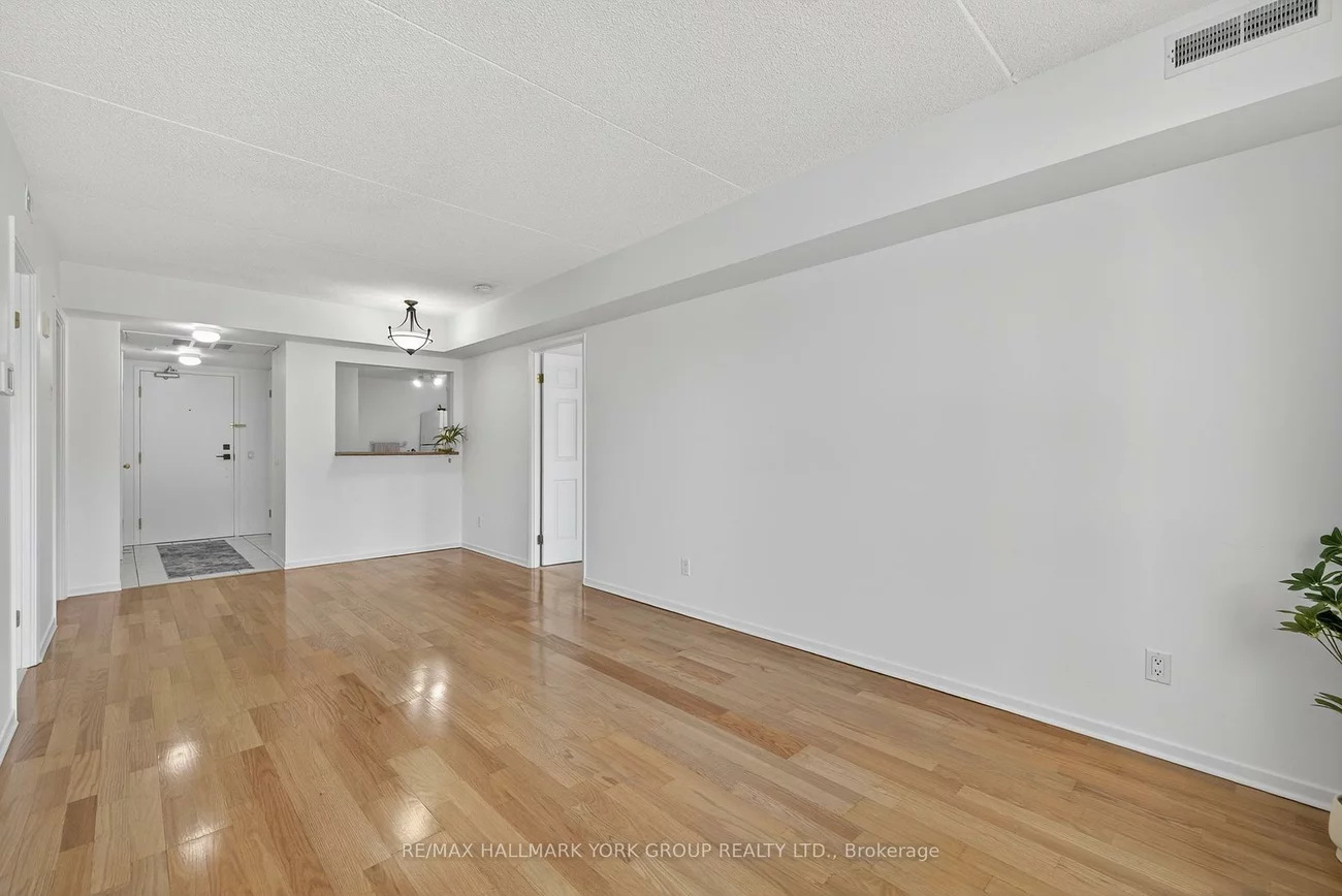 160, Wellington, Aurora Village, Aurora