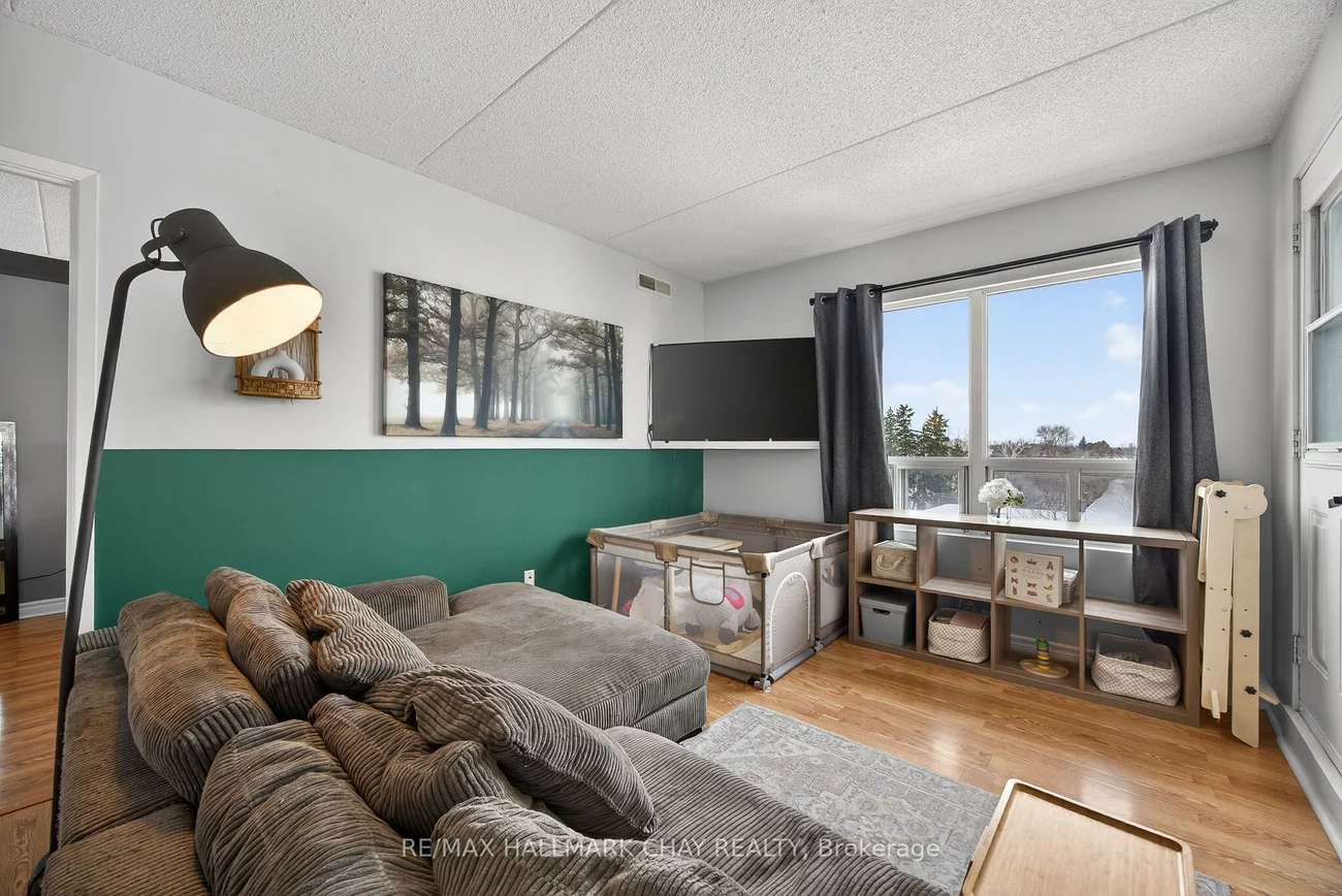 160, Wellington, Aurora Village, Aurora