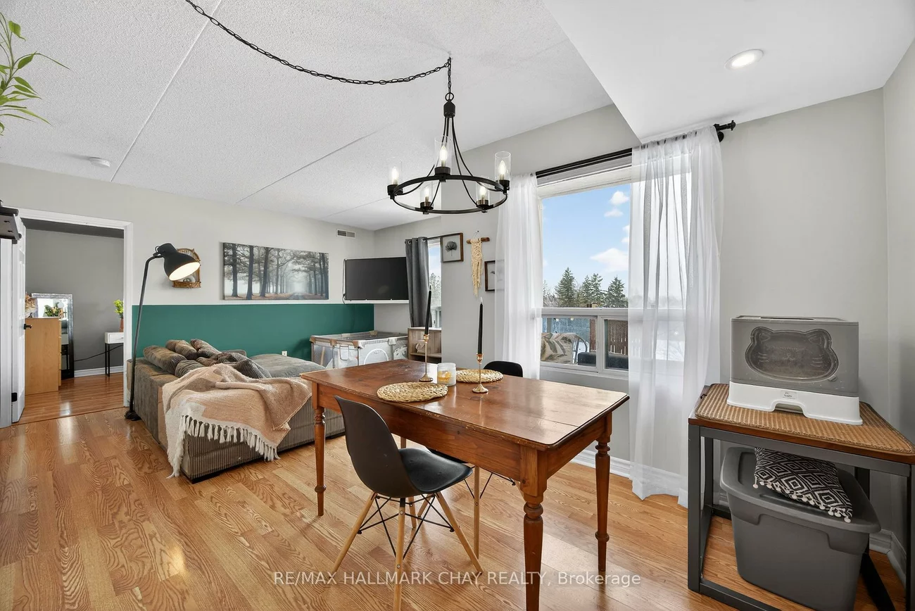 160, Wellington, Aurora Village, Aurora