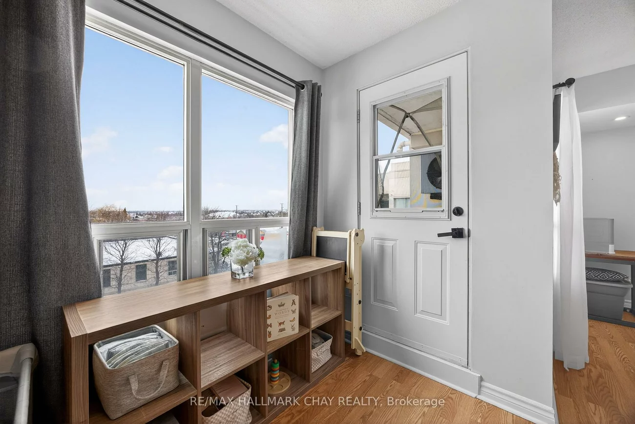 160, Wellington, Aurora Village, Aurora