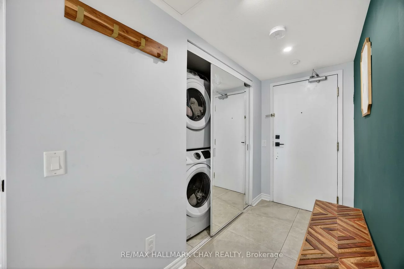 160, Wellington, Aurora Village, Aurora