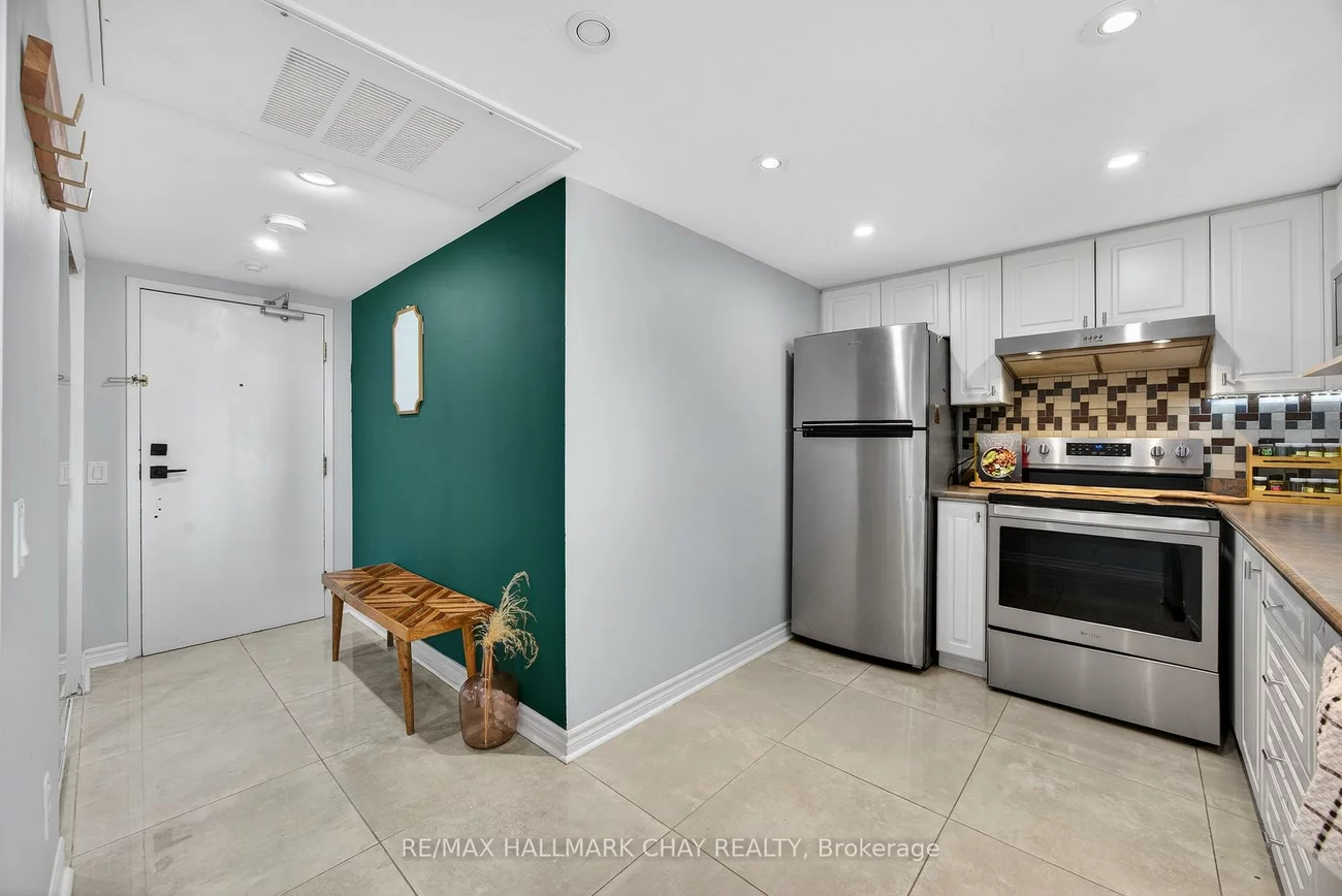 160, Wellington, Aurora Village, Aurora