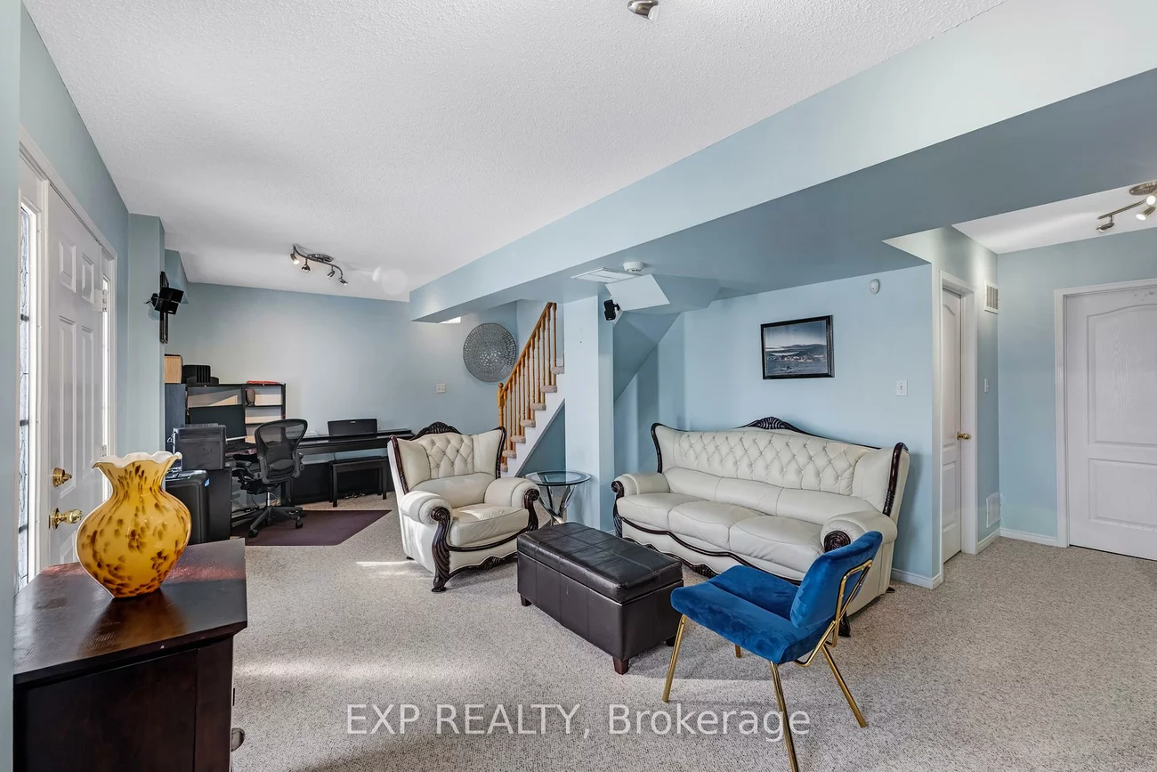 45, Sandlewood, Bayview Wellington, Aurora