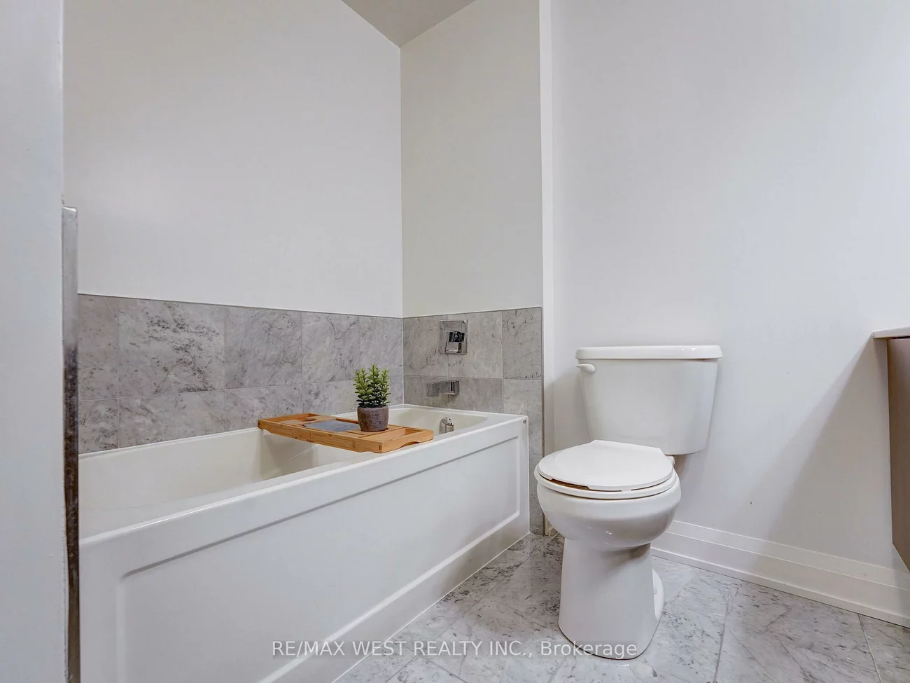 15277, Yonge, Aurora Village, Aurora