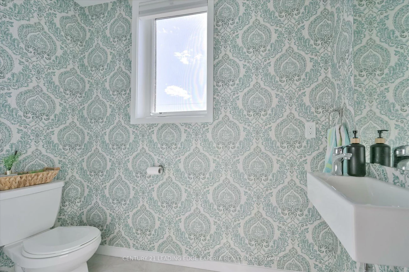 100, Alex Gardner, Aurora Heights, Aurora