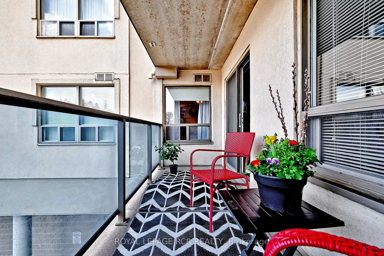 160, Wellington, Aurora Village, Aurora