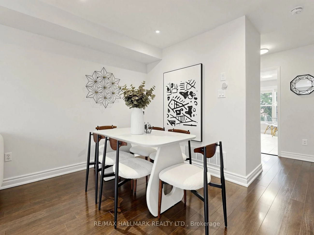 62, Wyatt, Bayview Wellington, Aurora