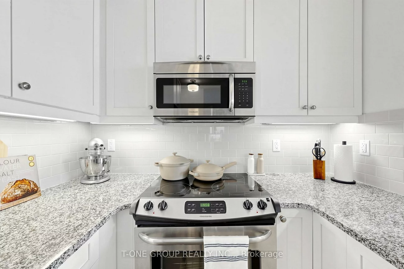 15277, Yonge, Aurora Village, Aurora