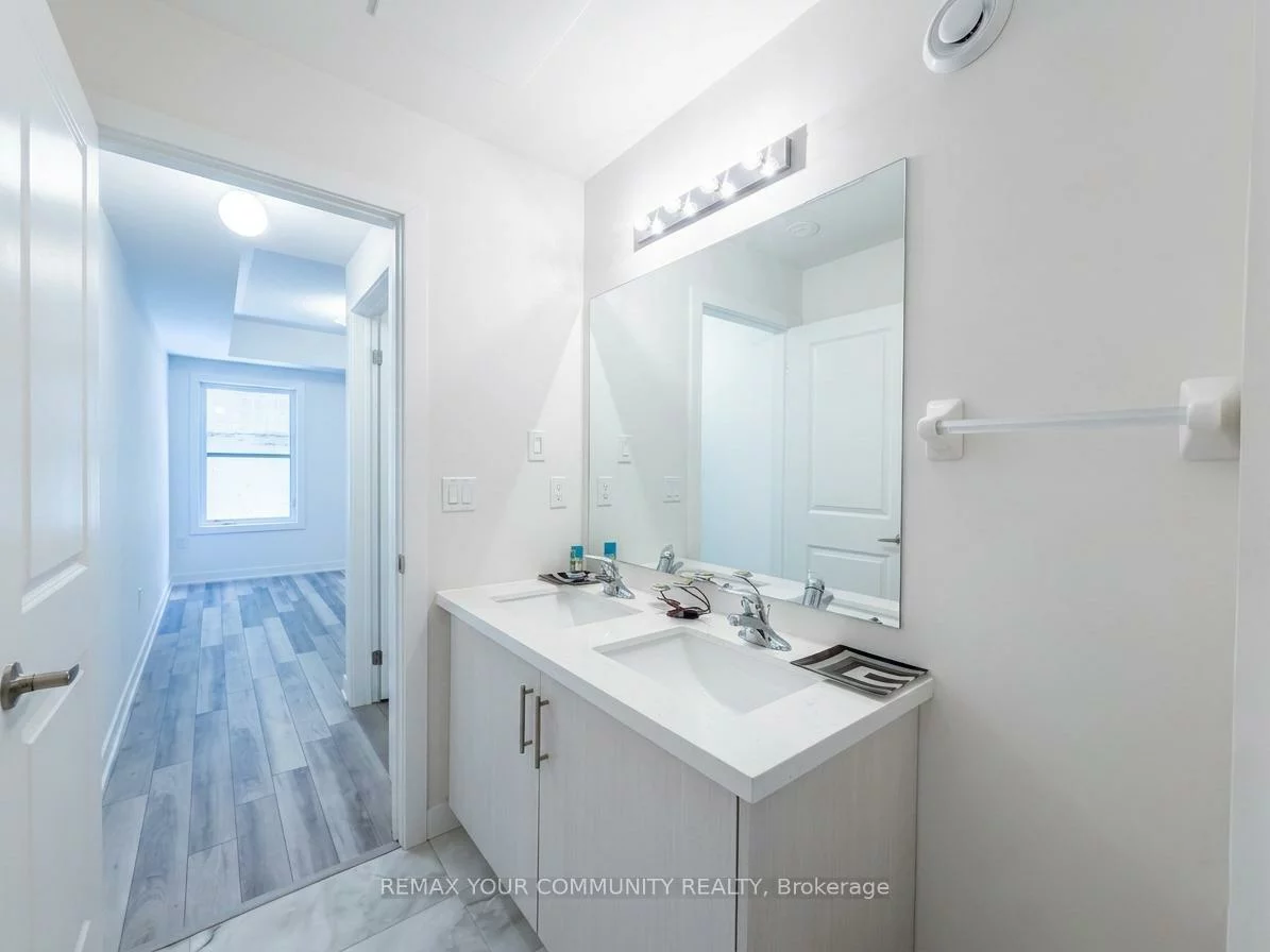 15100, Yonge, Aurora Village, Aurora