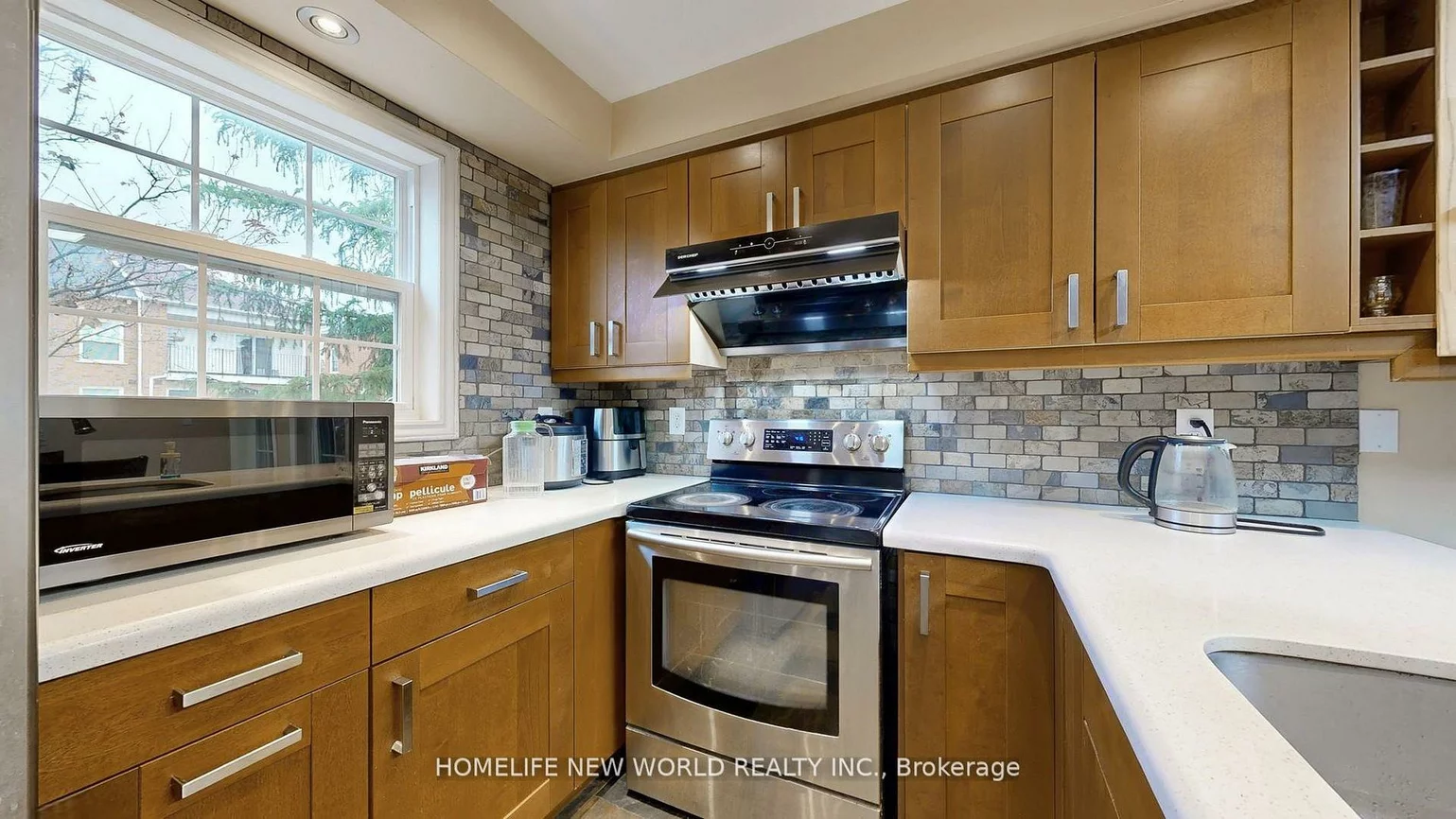 52, Wyatt, Bayview Wellington, Aurora