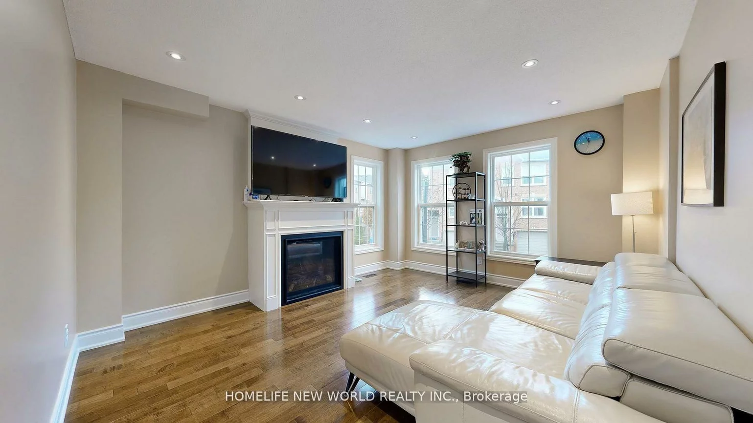 52, Wyatt, Bayview Wellington, Aurora