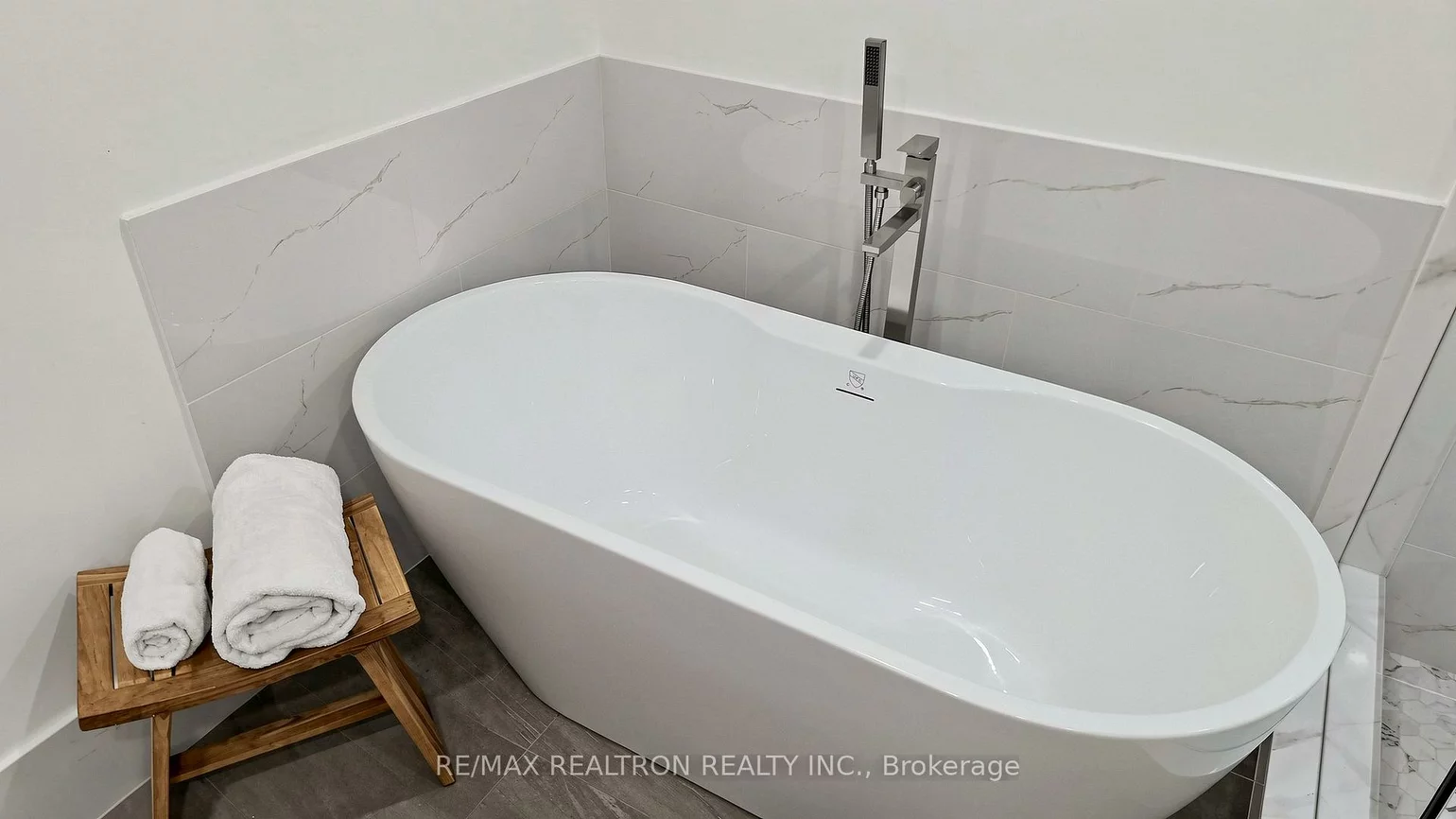 14924, Yonge, Aurora Highlands, Aurora