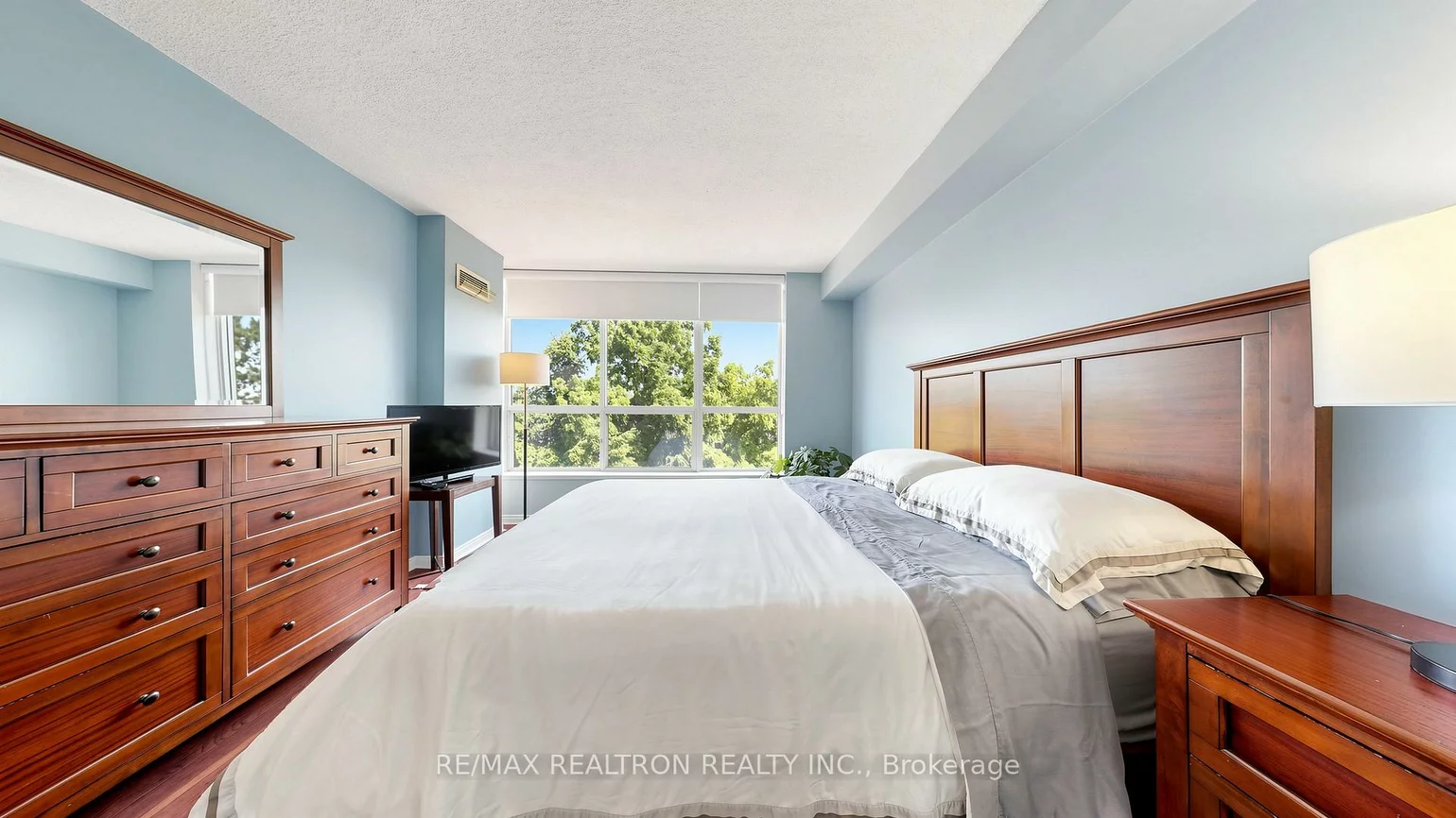 14924, Yonge, Aurora Highlands, Aurora