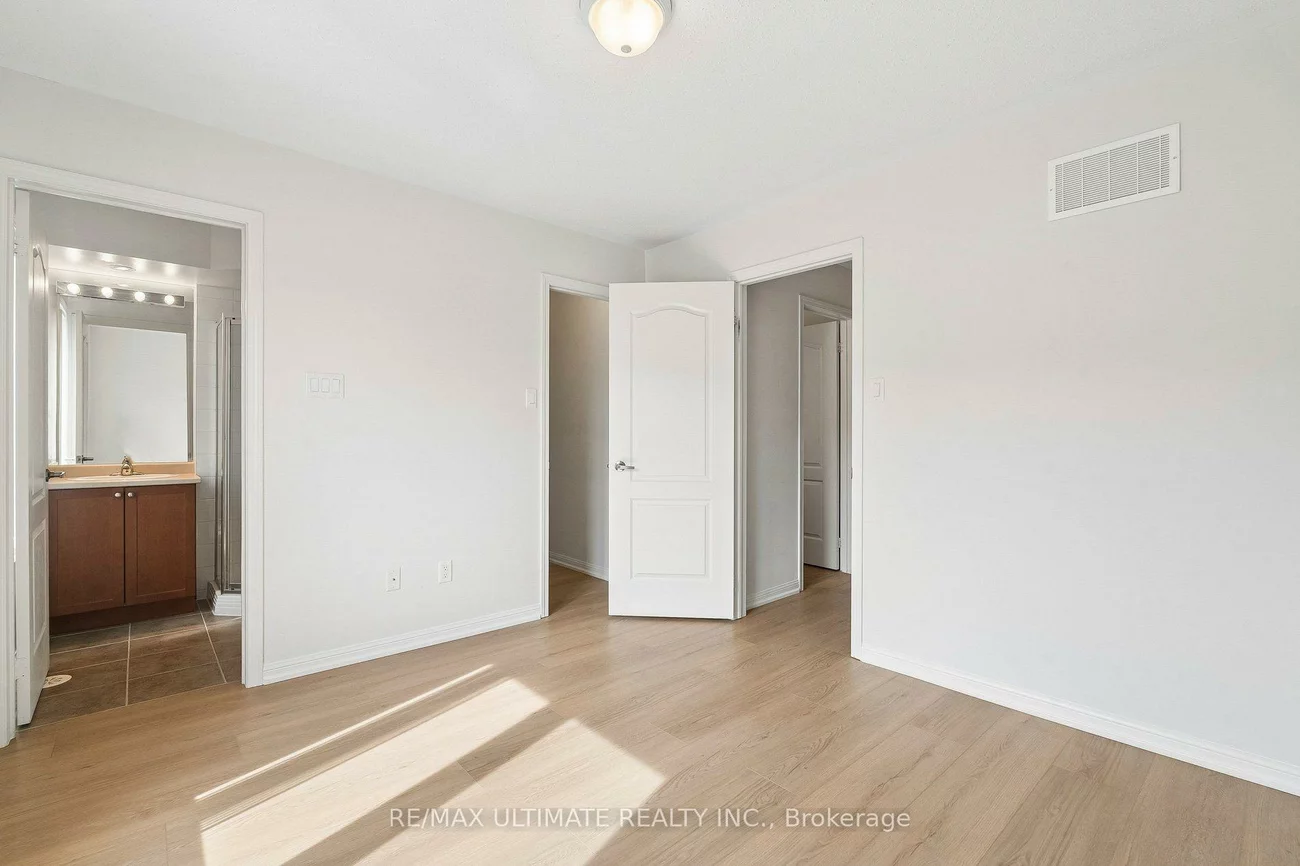 26, Walter Dove, Bayview Wellington, Aurora