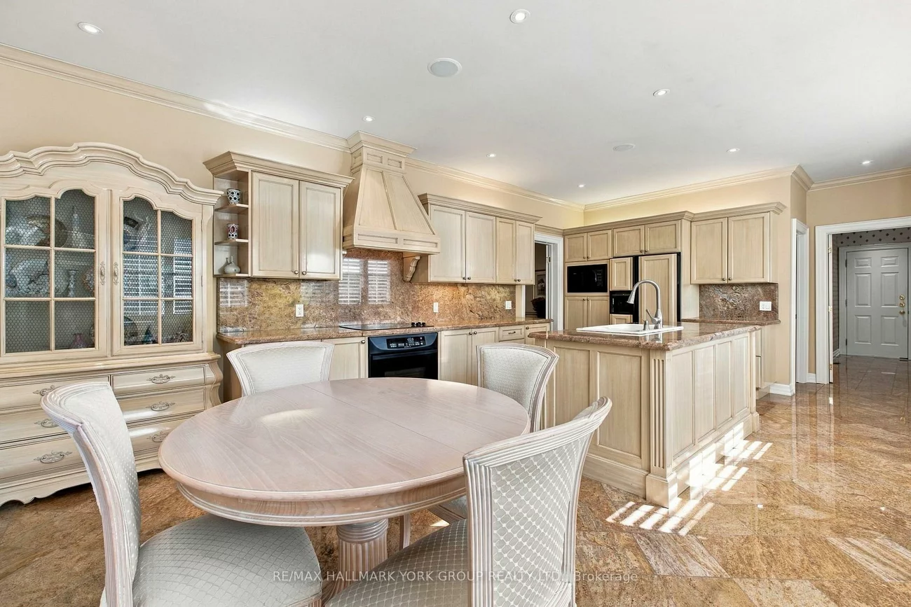 422, Falconwood, Aurora Estates, Aurora