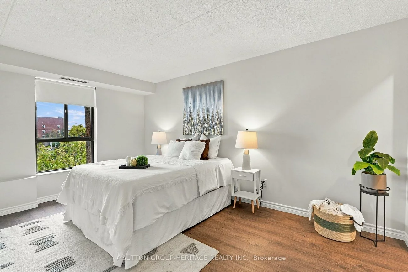 15390, Yonge, Aurora Village, Aurora
