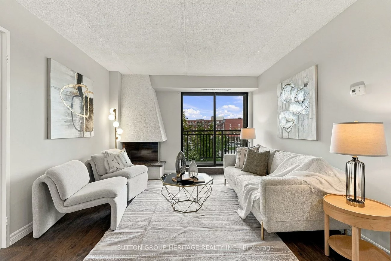 15390, Yonge, Aurora Village, Aurora