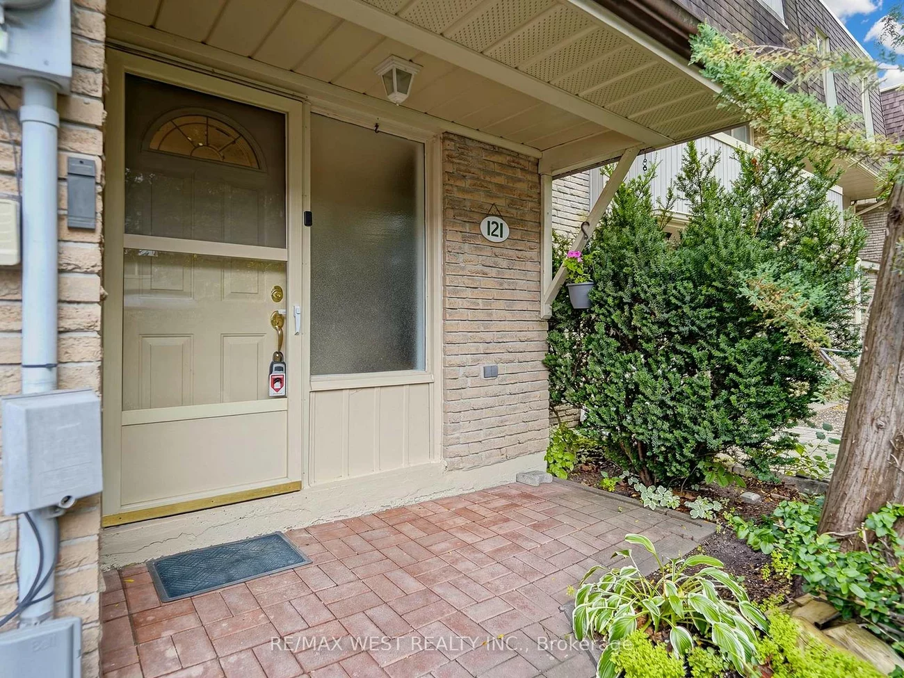121, Poplar, Aurora Highlands, Aurora