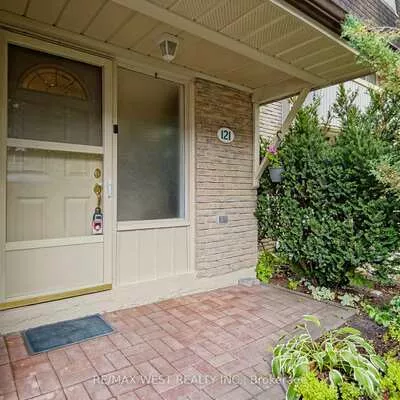 121, Poplar, Aurora Highlands, Aurora
