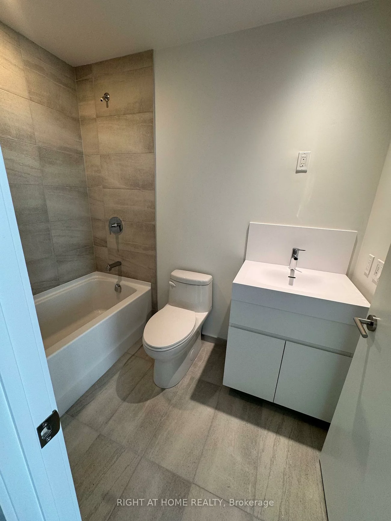 39, Mary, City Centre, Barrie