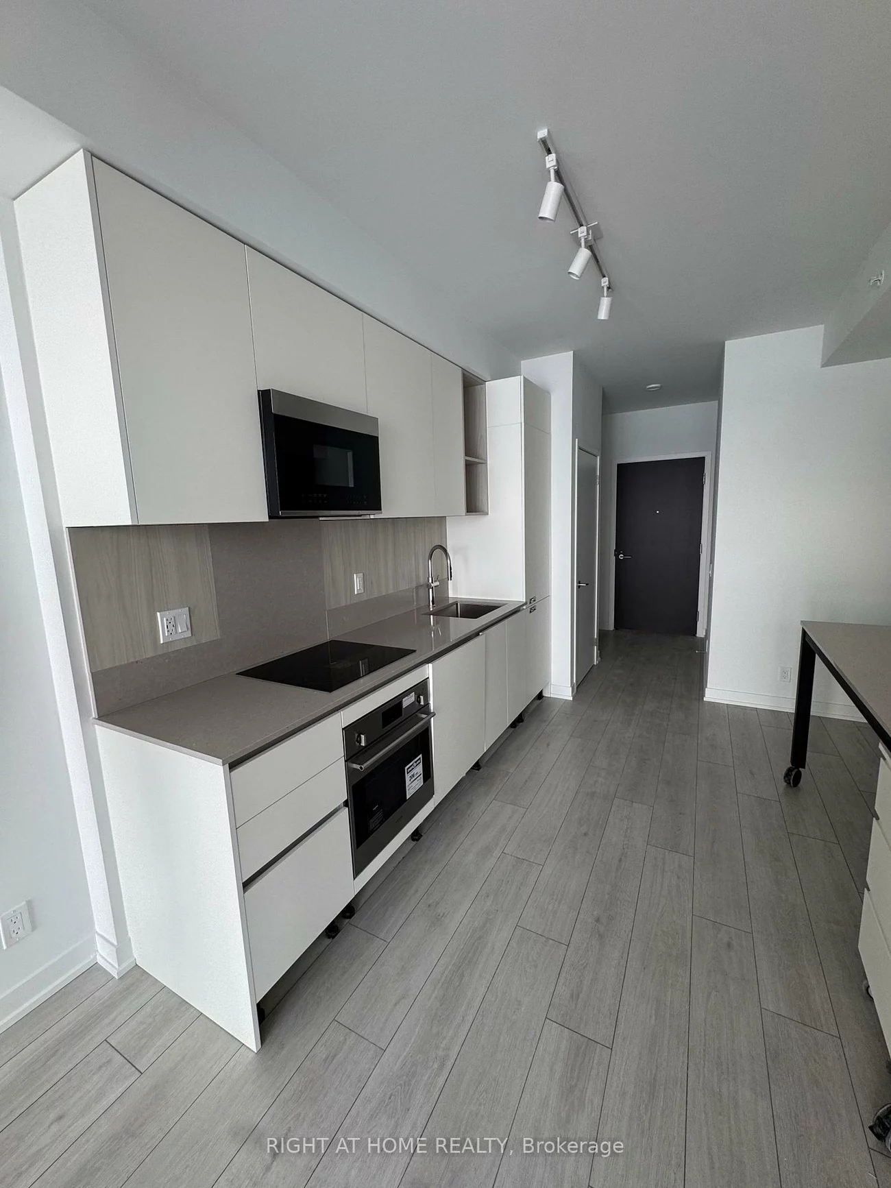 39, Mary, City Centre, Barrie