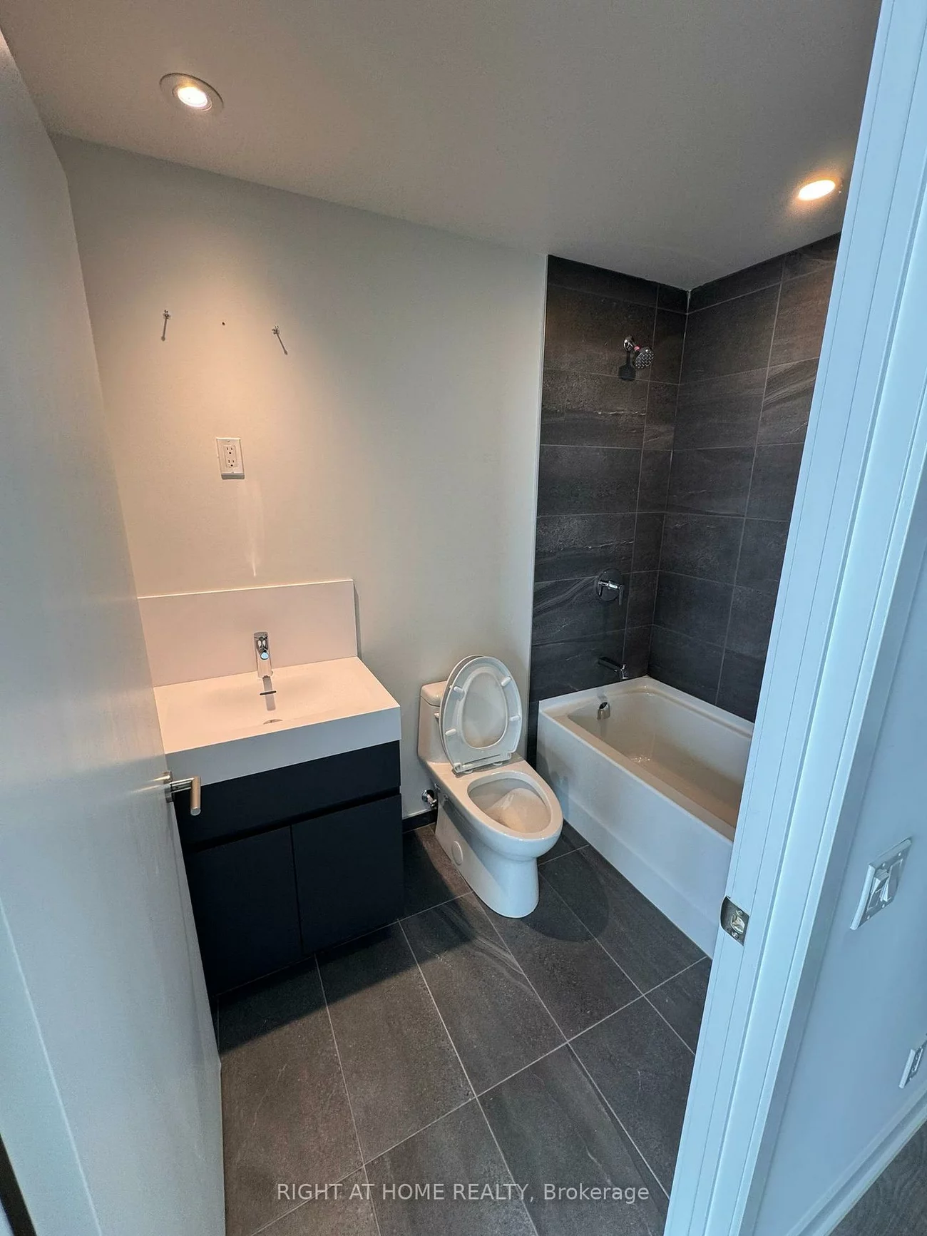 39, Mary, City Centre, Barrie