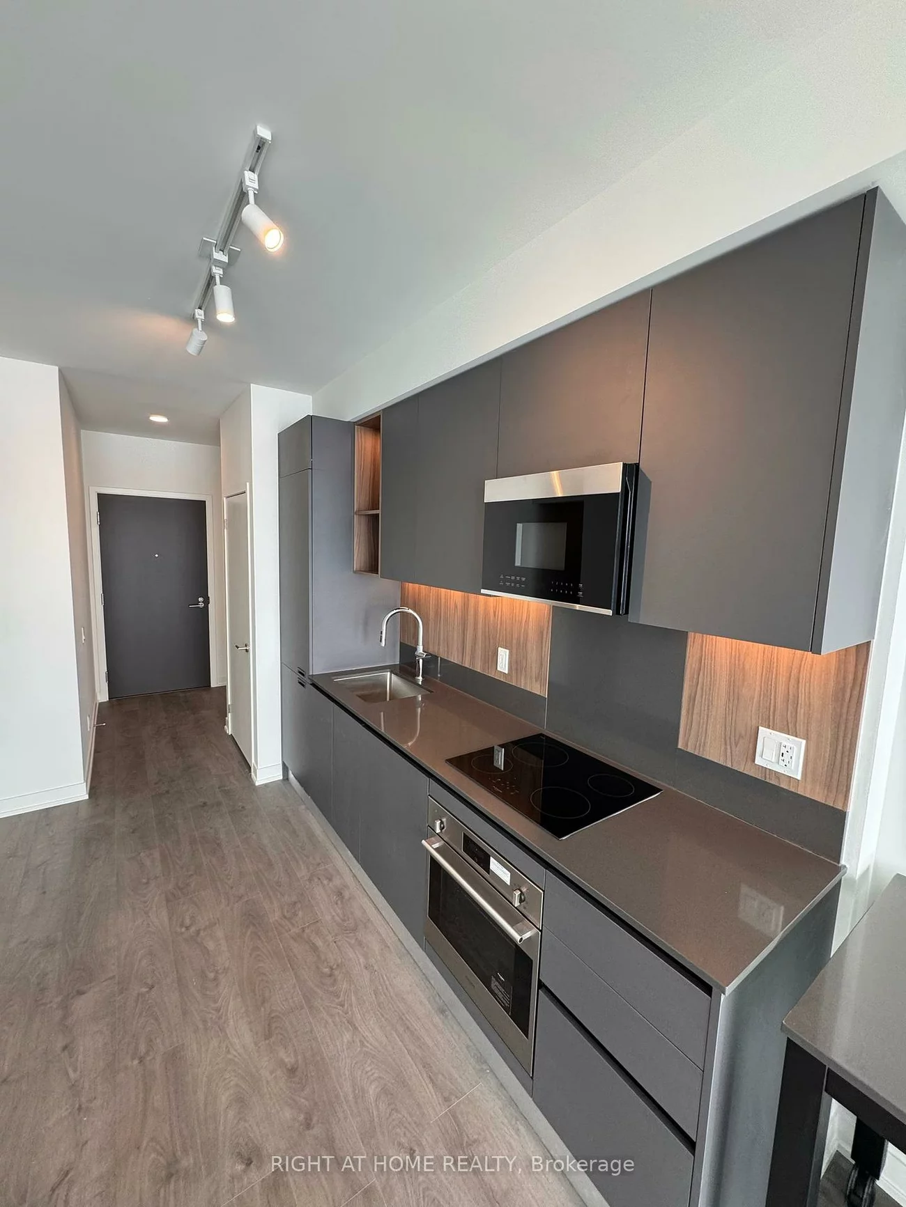 39, Mary, City Centre, Barrie