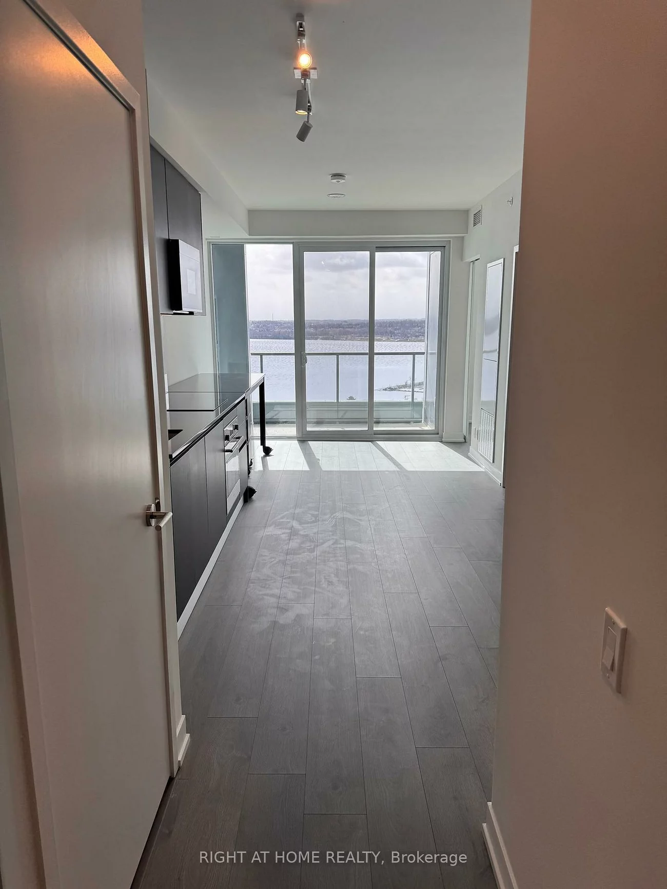 39, Mary, City Centre, Barrie