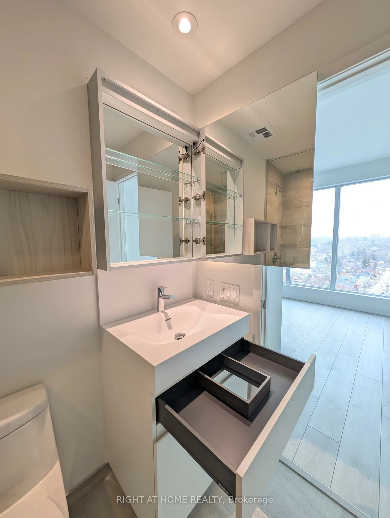 39, Mary, City Centre, Barrie