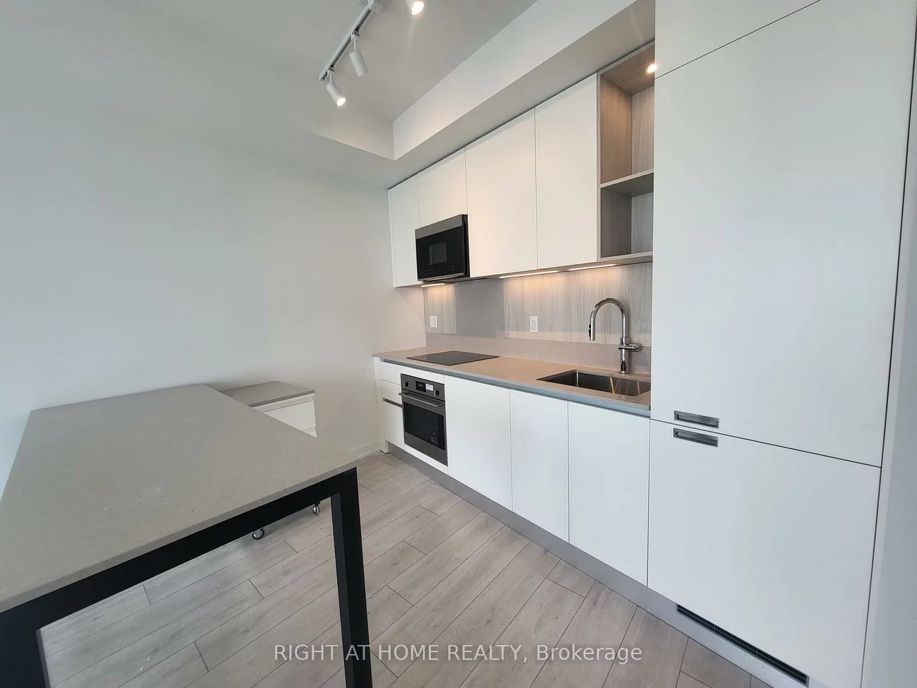 39, Mary, City Centre, Barrie