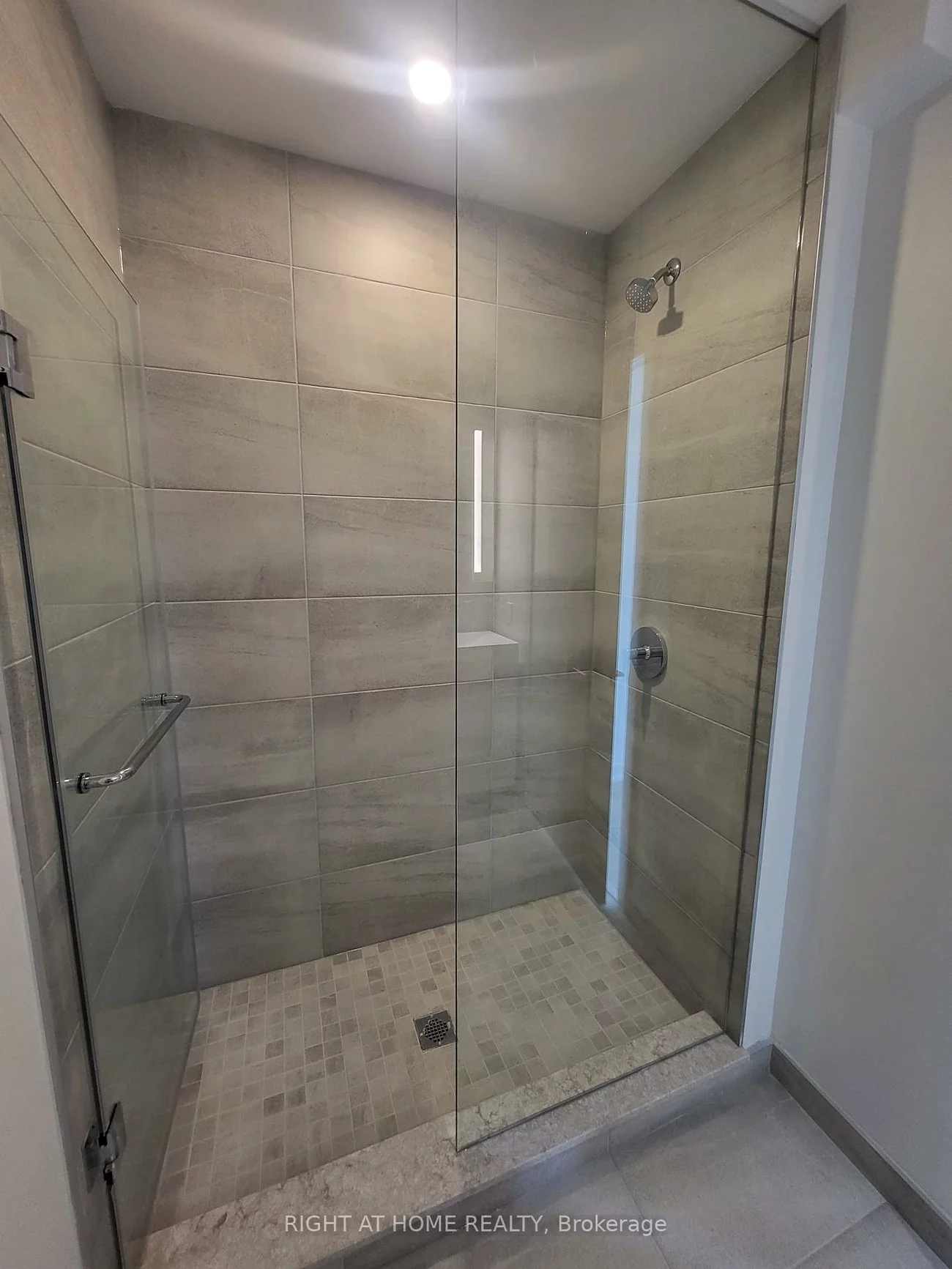 39, Mary, City Centre, Barrie