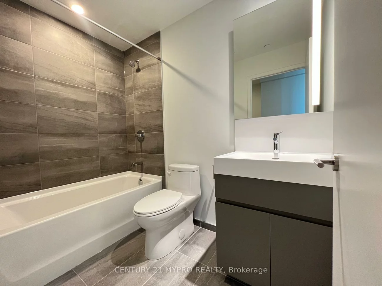 39, Mary, City Centre, Barrie